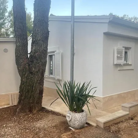 Bucanje, Hotel *