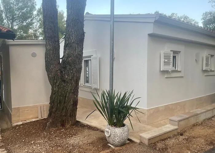 Bucanje, Hotel *