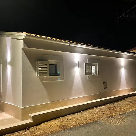 Bucanje, Hotel Nerezine